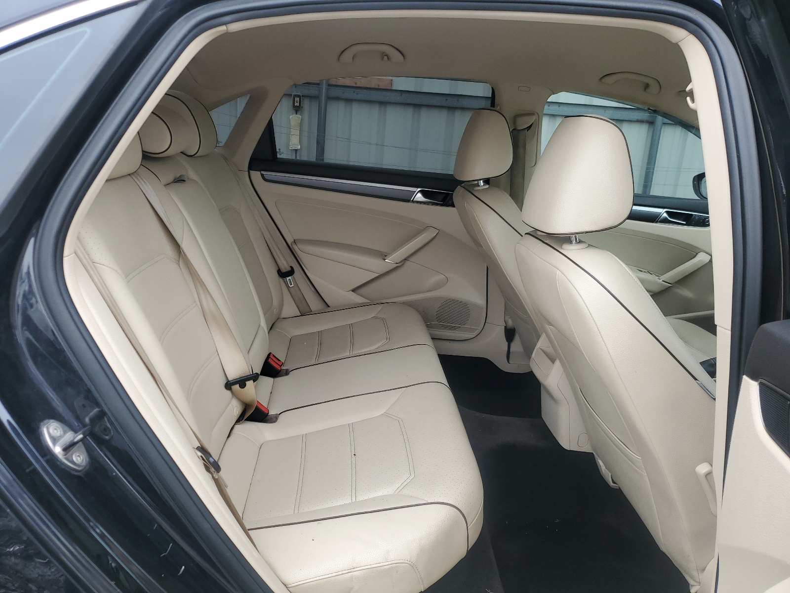 1VWDT7A38HC049349 2017 Volkswagen Passat R-Line