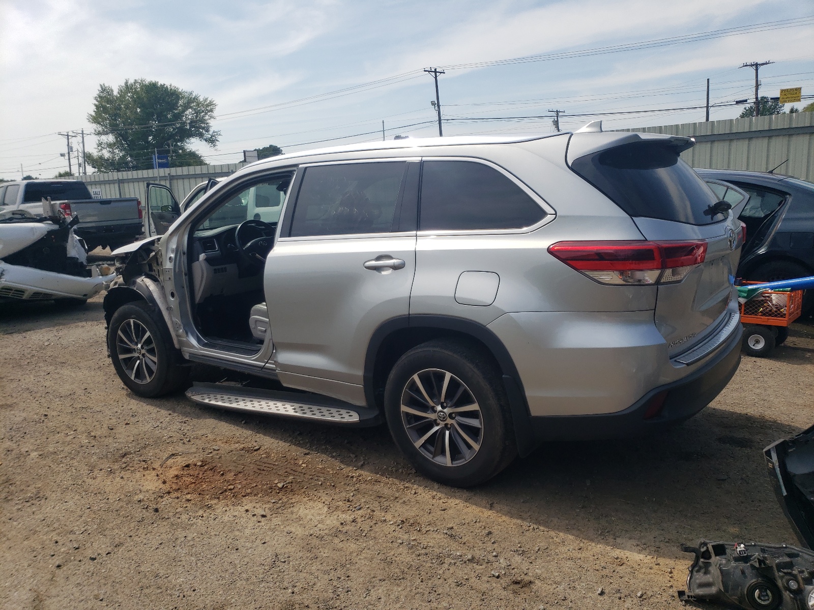 5TDKZRFH8JS285139 2018 Toyota Highlander Se