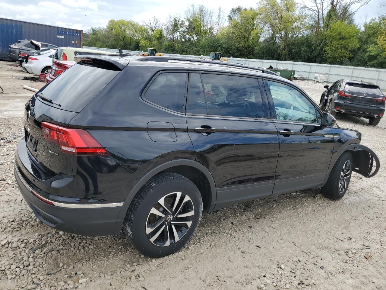 3VVFB7AX3PM010359 Volkswagen Tiguan S 3