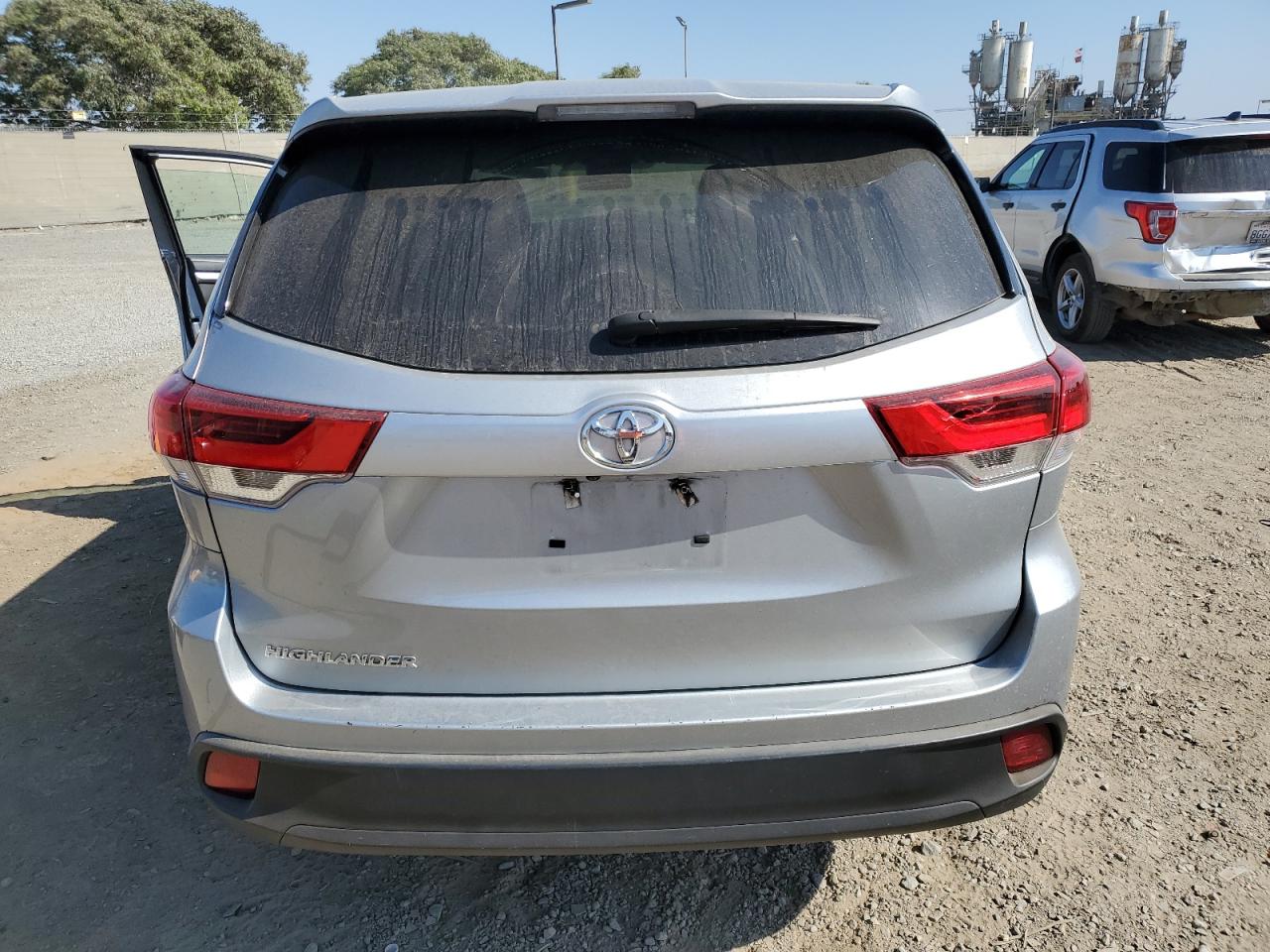 5TDZARFH2HS026498 2017 Toyota Highlander Le