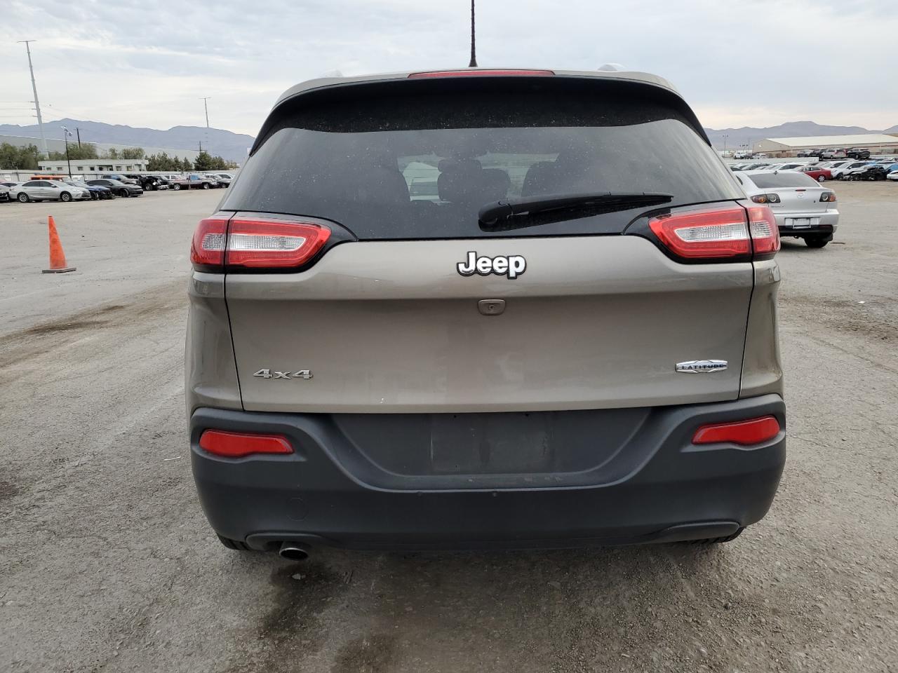 1C4PJMCB9JD609694 2018 Jeep Cherokee Latitude