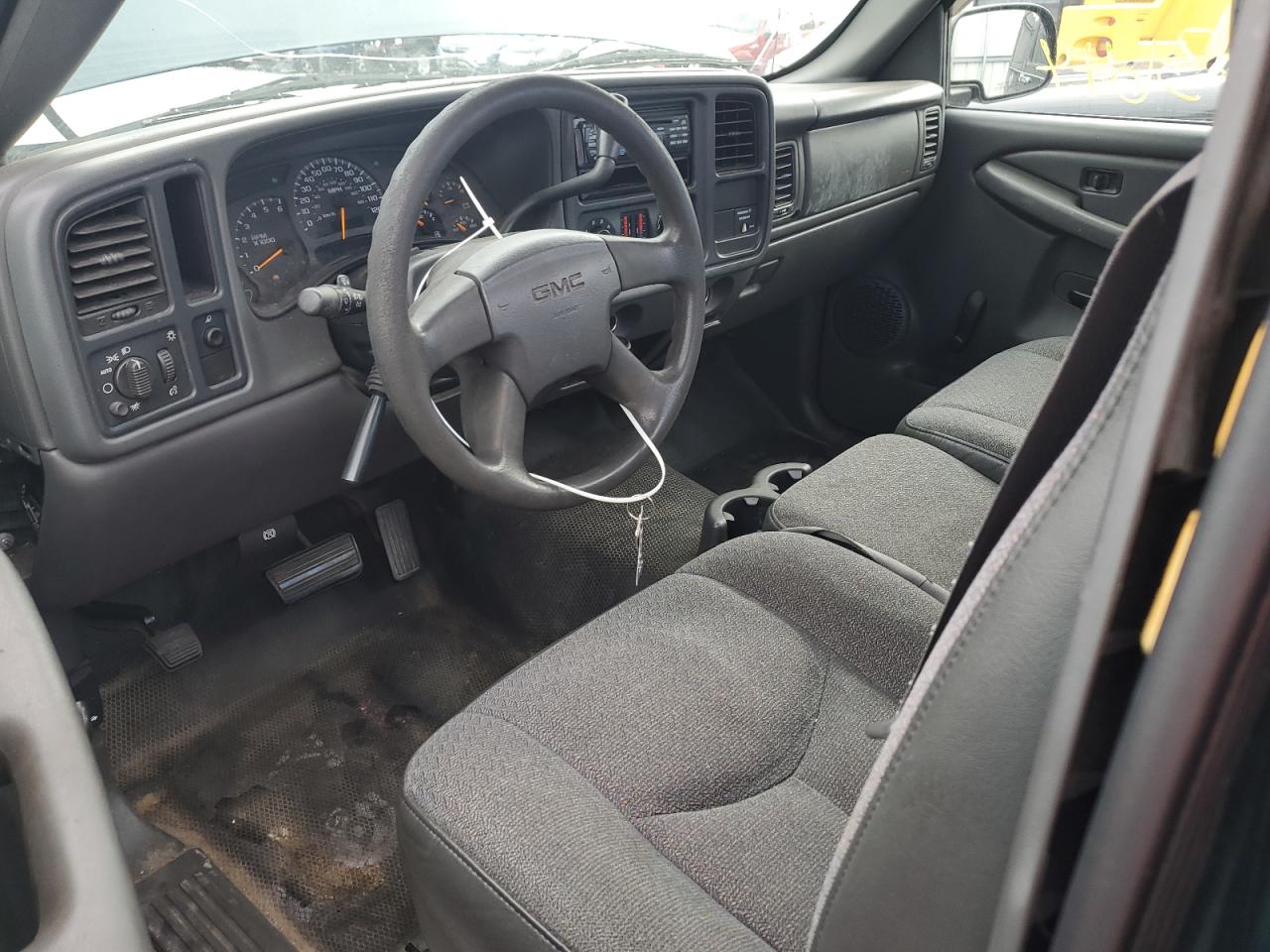 2004 GMC Sierra - Image 8