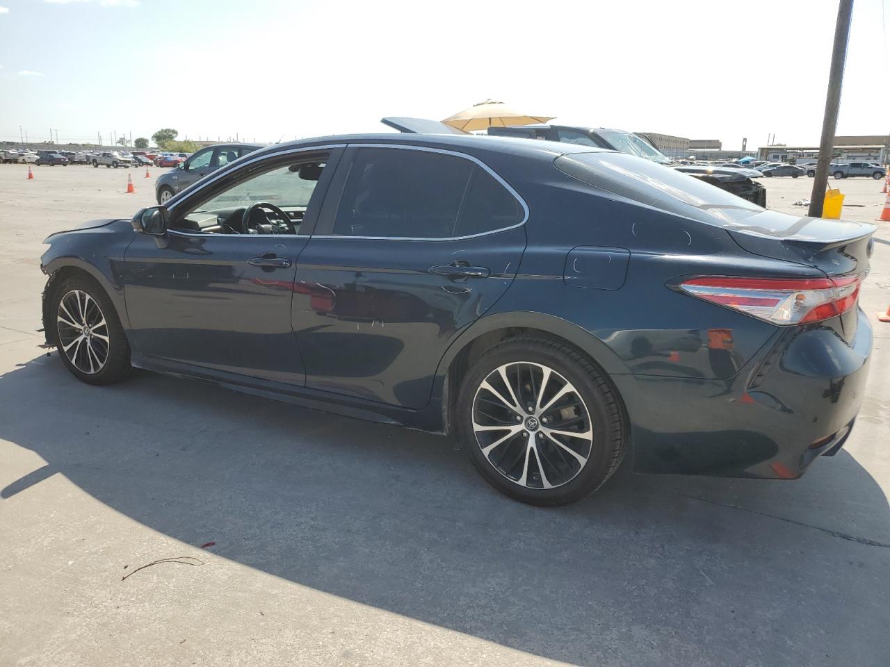 4T1B11HK9JU640781 2018 TOYOTA CAMRY - Image 2