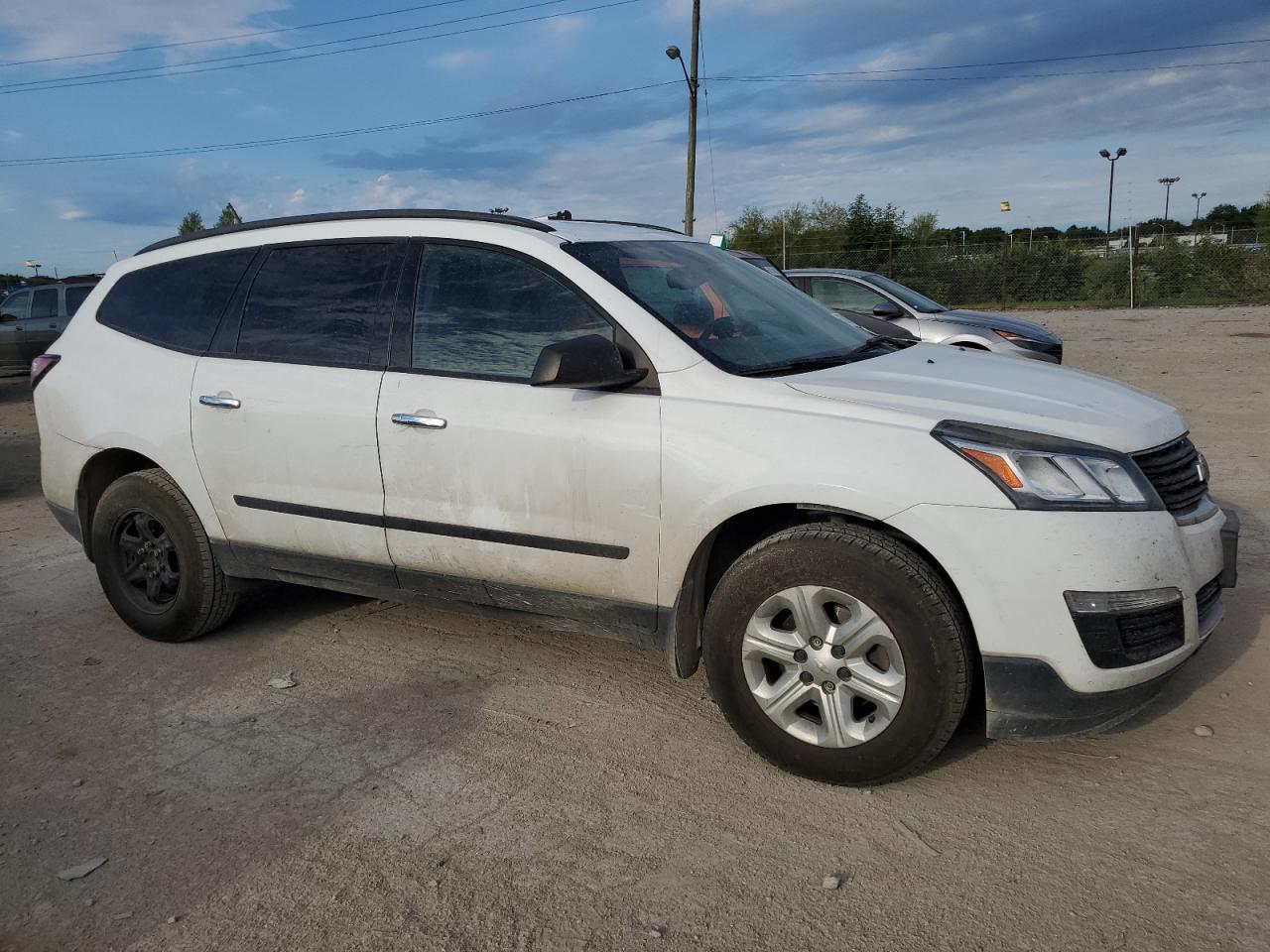 VIN 1GNKRFED8GJ158840 2016 CHEVROLET TRAVERSE no.4