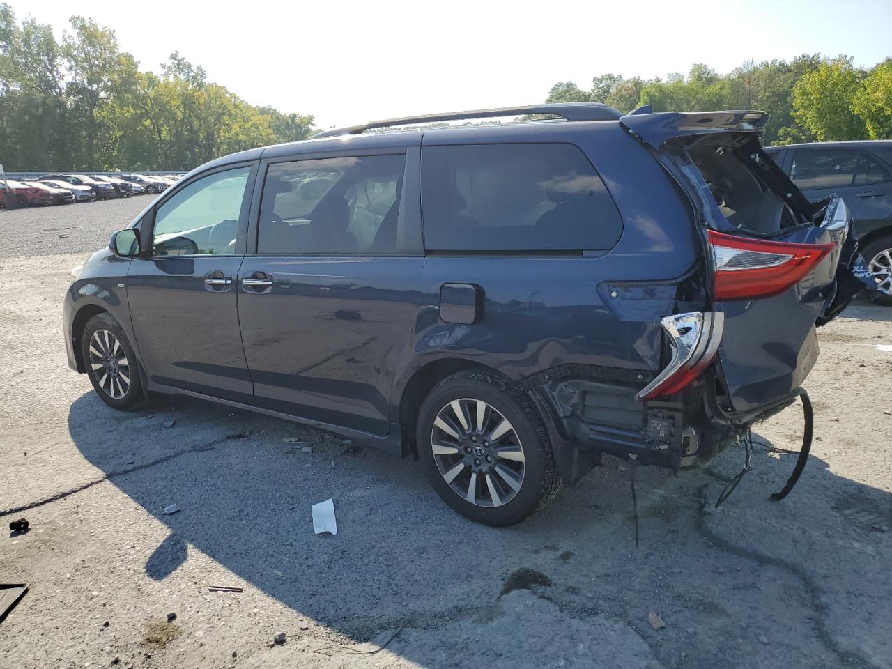 5TDDZ3DC9JS202931 2018 TOYOTA SIENNA - Image 2