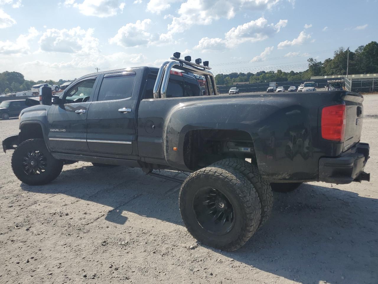 2016 GMC Sierra - Image 2