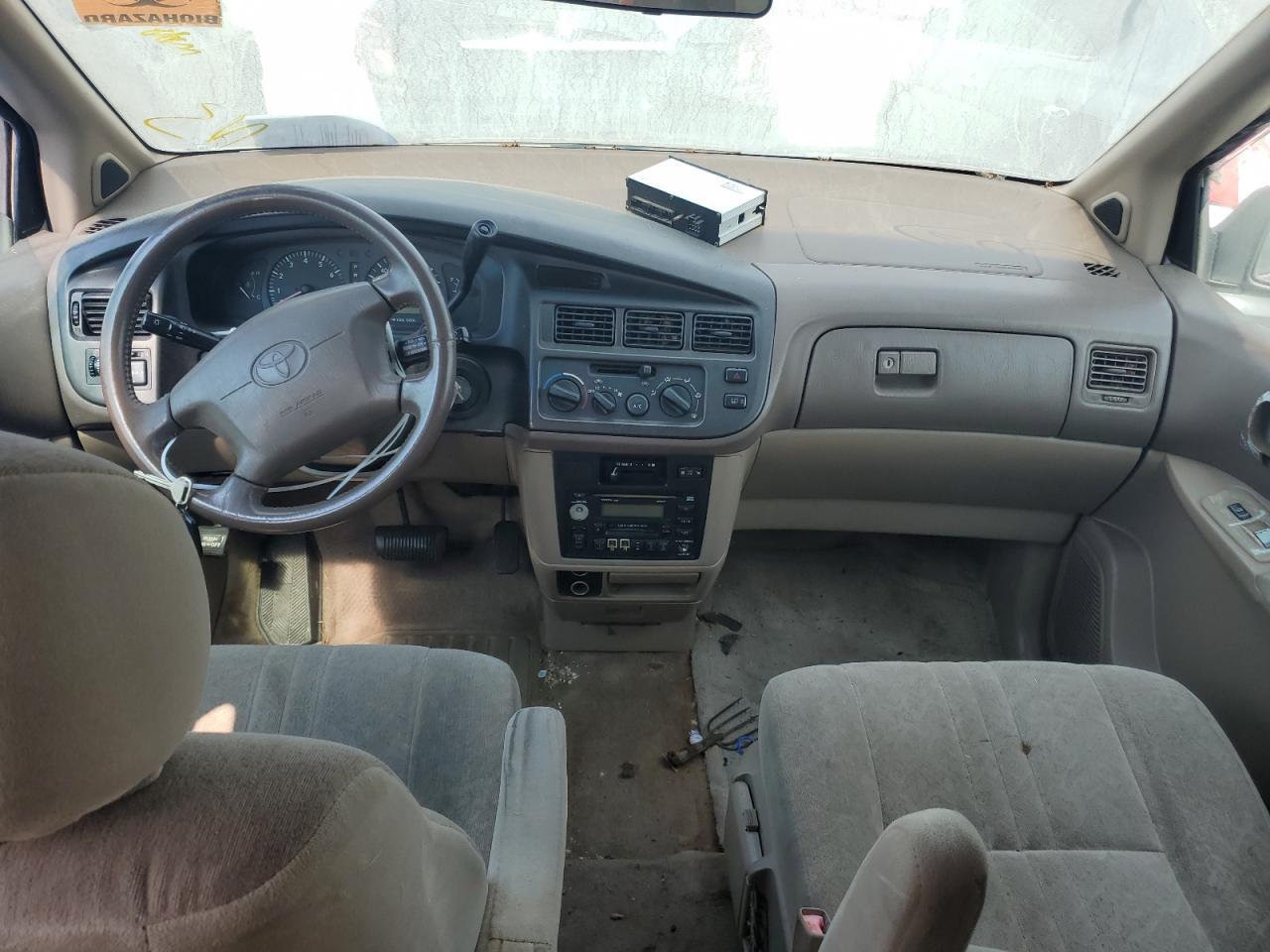 1998 Toyota Sienna Le VIN: 4T3ZF13C1WU084710 Lot: 65163564