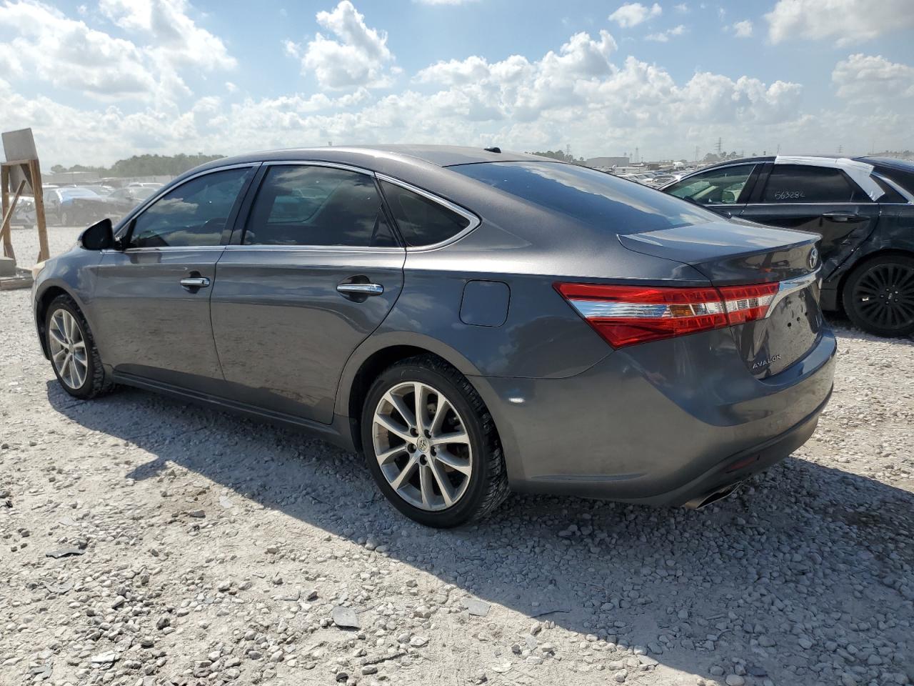 2014 Toyota Avalon - Image 2