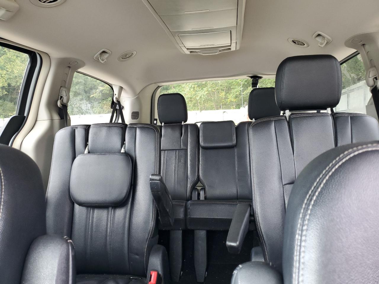 2014 Chrysler Town & Country - Image 10
