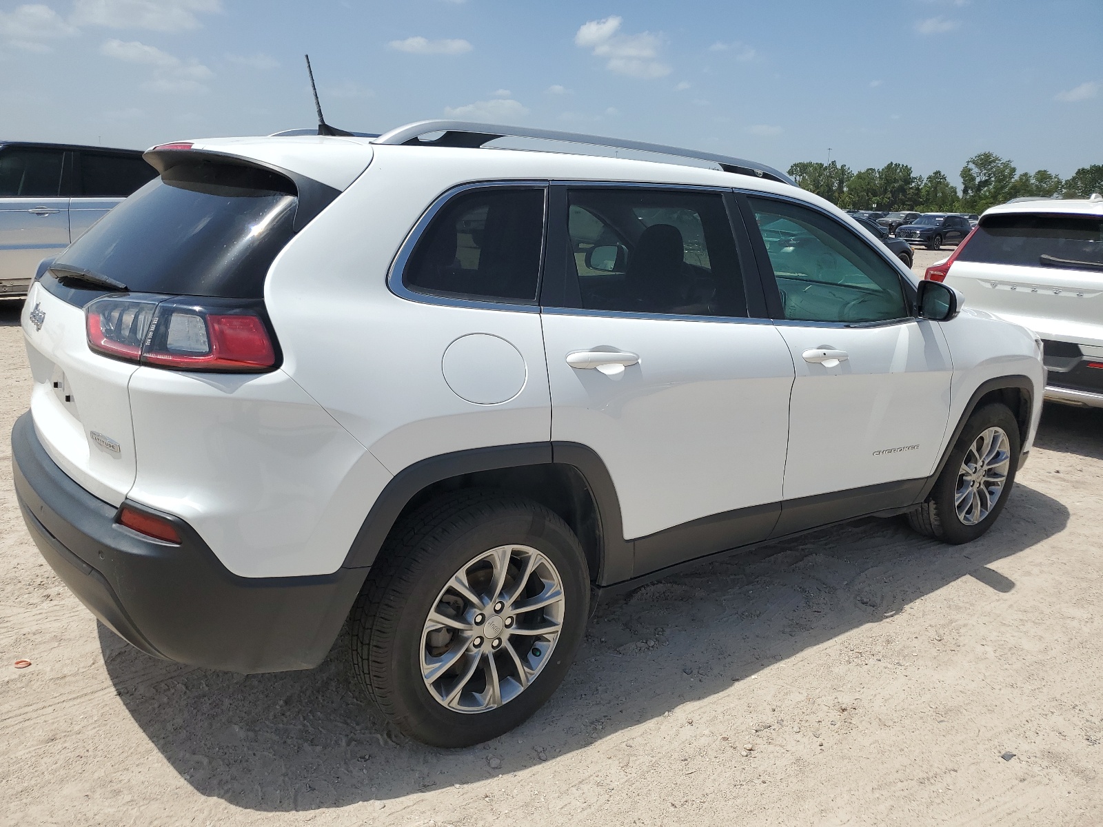 2019 Jeep Cherokee Latitude Plus vin: 1C4PJLLB1KD242396