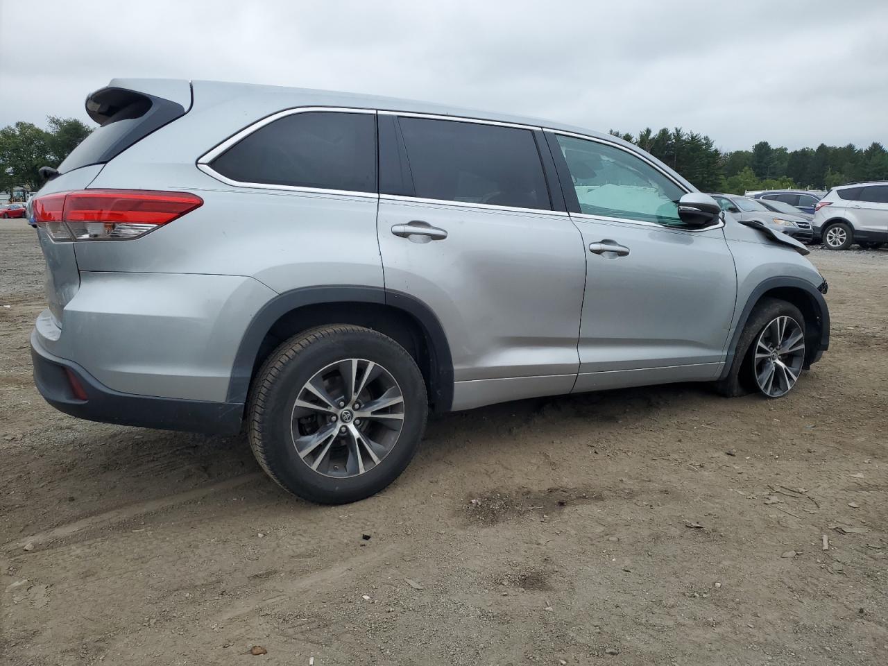 5TDZARFH5JS038263 2018 Toyota Highlander Le