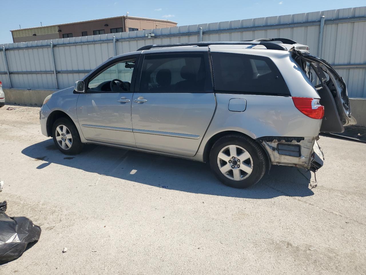 2009 Toyota Sienna - Image 2