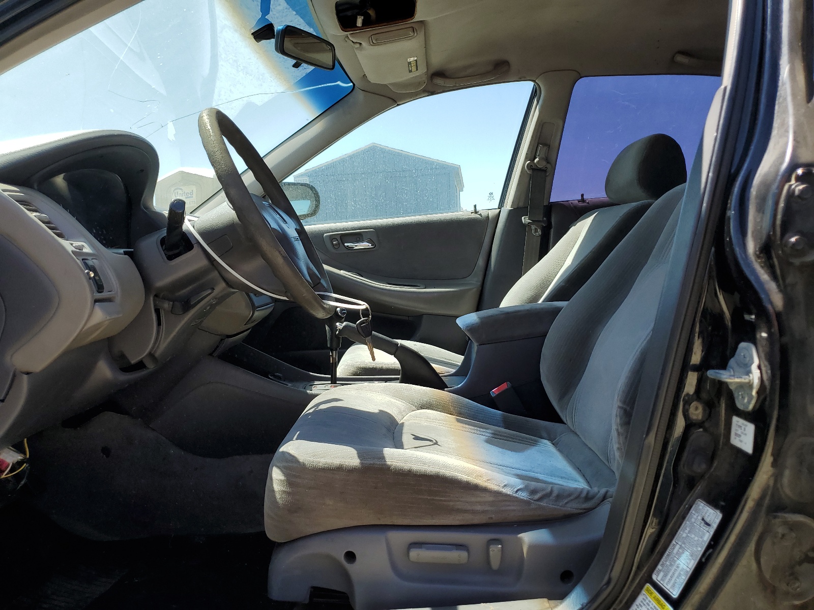 1HGCG164XYA072338 2000 Honda Accord Lx