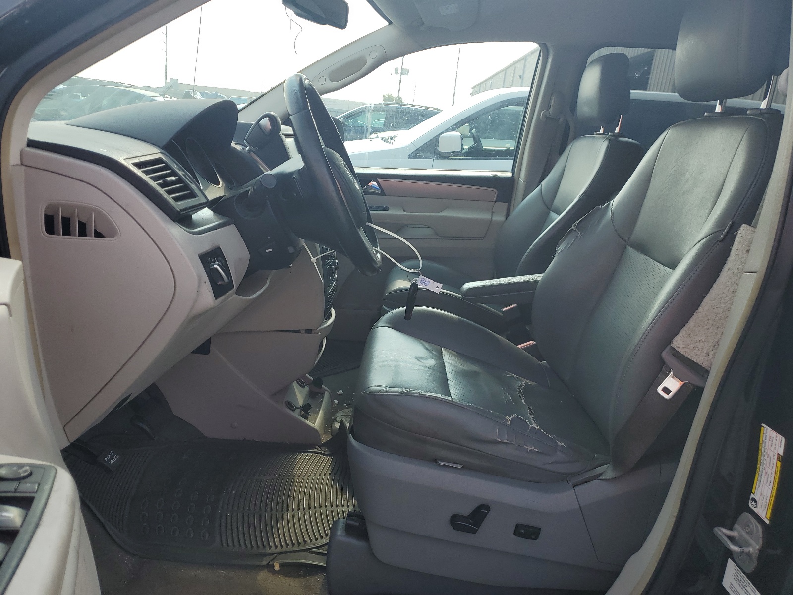 2V4RW3DG3BR695622 2011 Volkswagen Routan Se