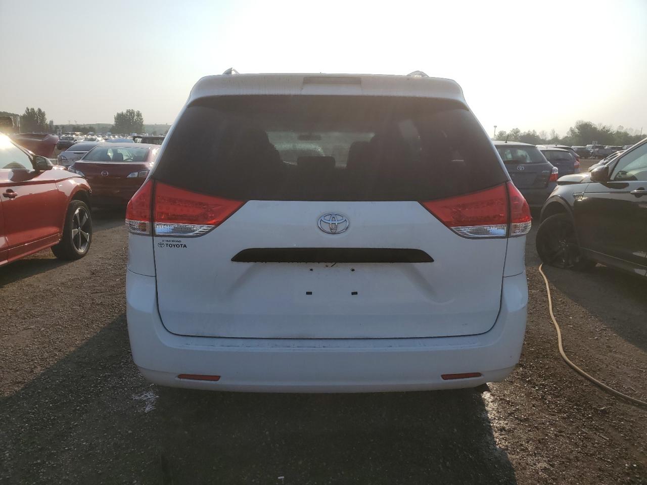 5TDZK3DC7BS055584 2011 Toyota Sienna