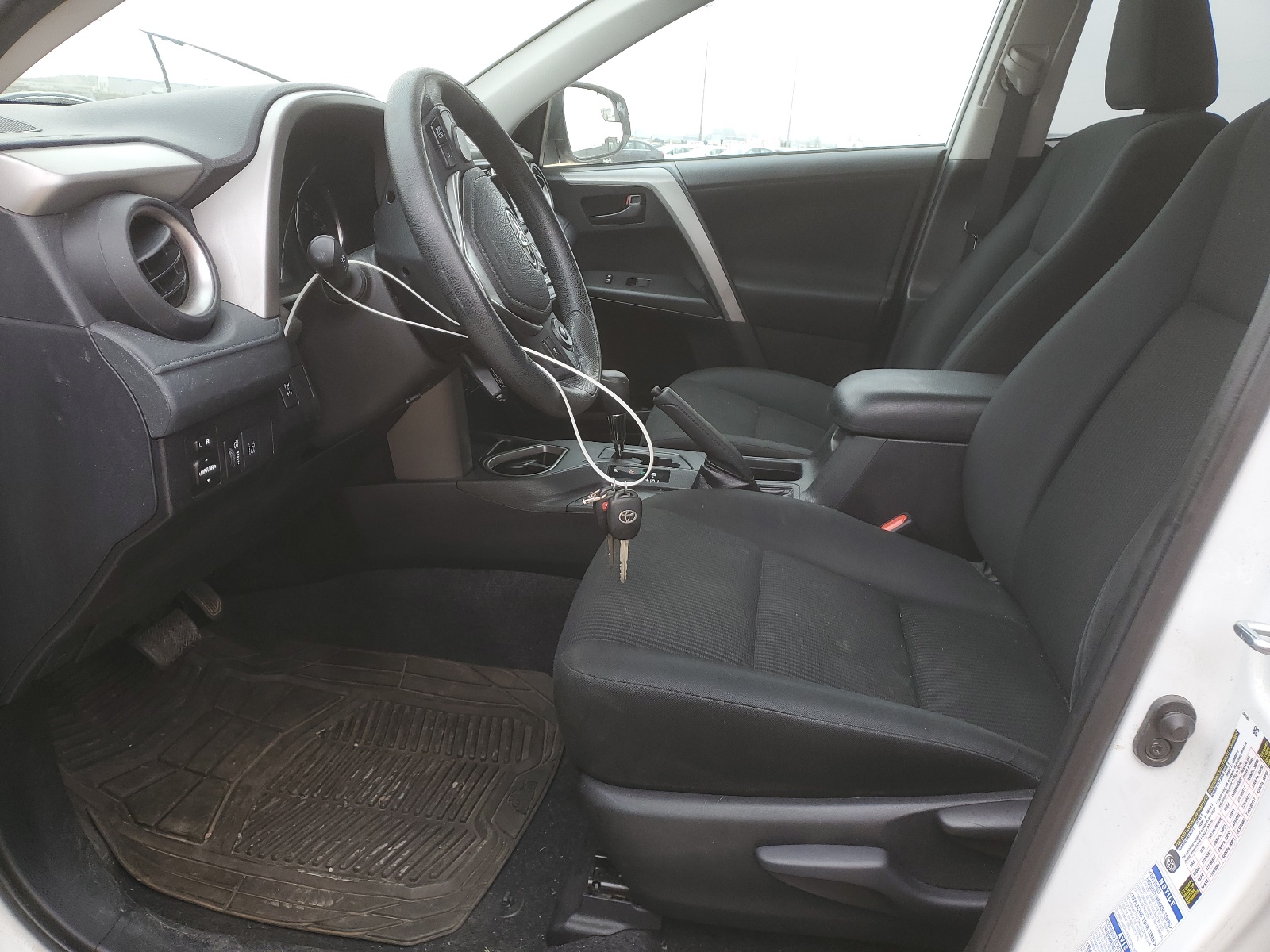 2T3BFREVXHW646914 2017 Toyota Rav4 Le