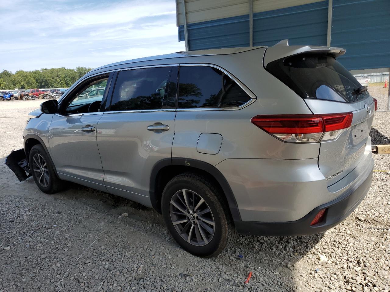 5TDKZRFH9JS545838 2018 TOYOTA HIGHLANDER - Image 2