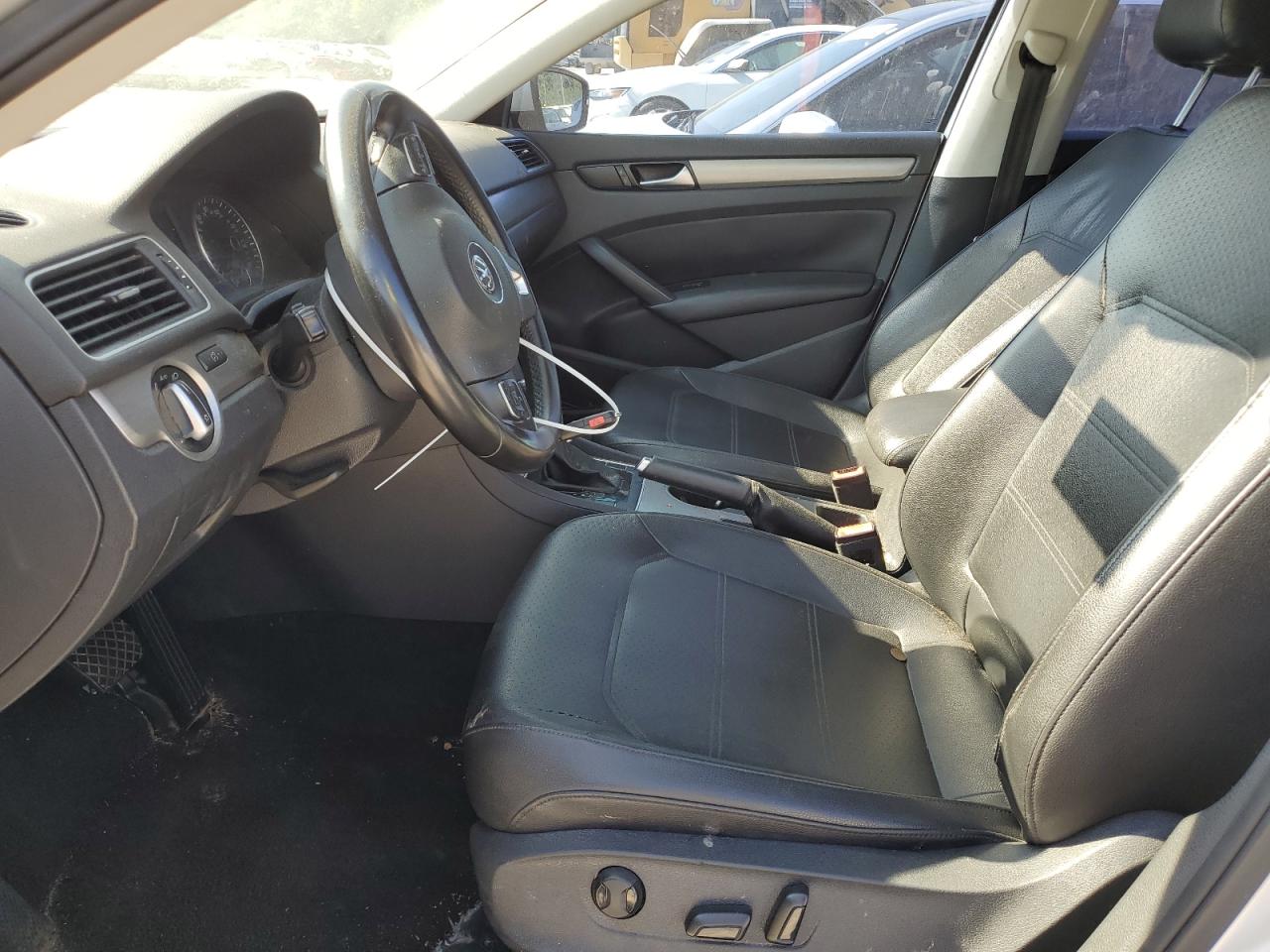2014 Volkswagen Passat - Image 7