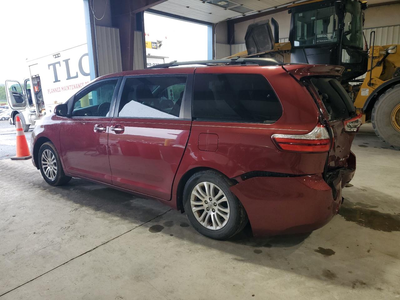 5TDYZ3DC6HS774907 2017 TOYOTA SIENNA - Image 2