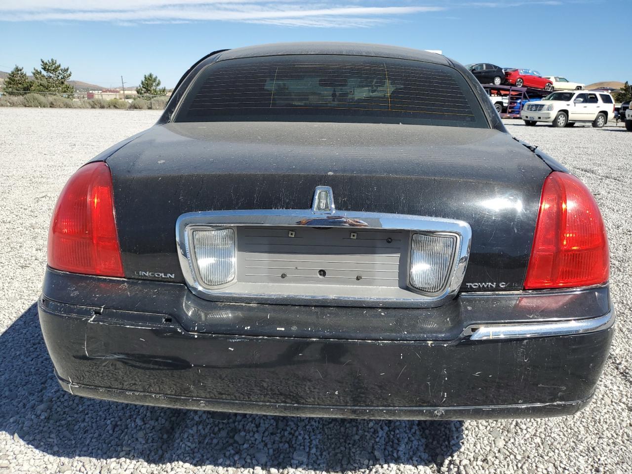 2011 Lincoln Town Car - Image 6