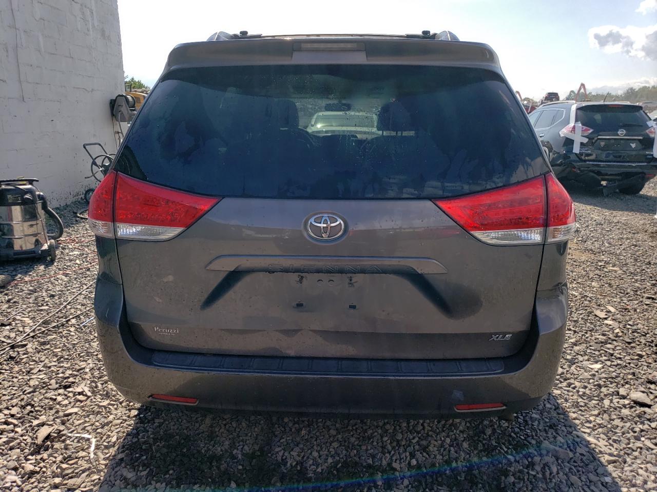 2012 Toyota Sienna Xle VIN: 5TDYK3DC3CS215618 Lot: 68380674