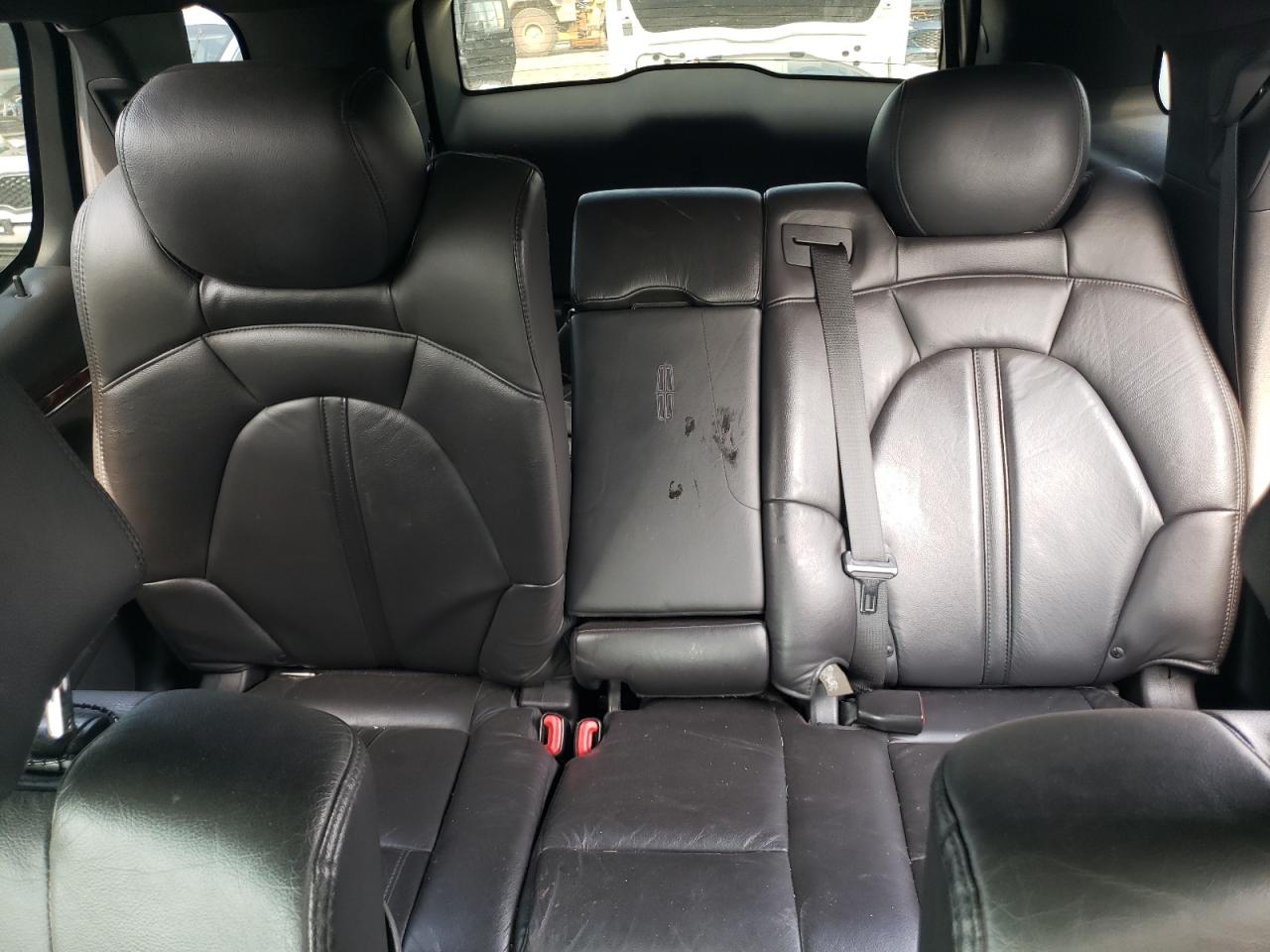 2015 Lincoln MKT - Image 10