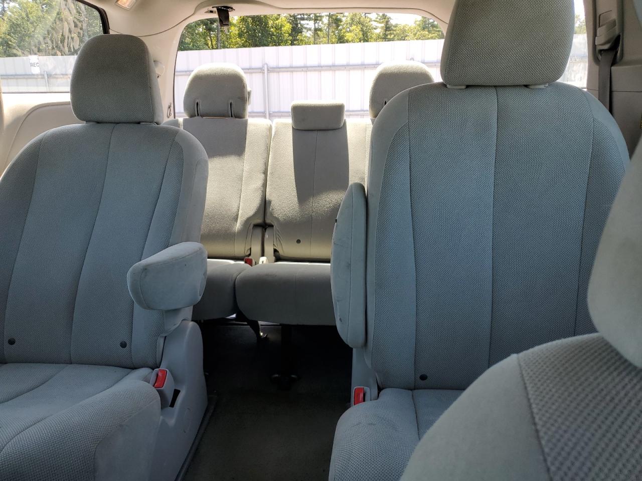 2012 Toyota Sienna - Image 10