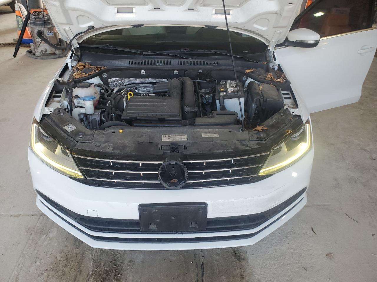 3VWDB7AJ8JM255227 2018 Volkswagen Jetta Se