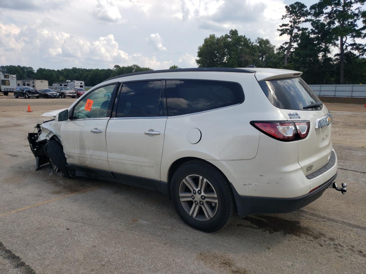 1GNKRHKD6FJ236045 2015 CHEVROLET TRAVERSE - Image 2