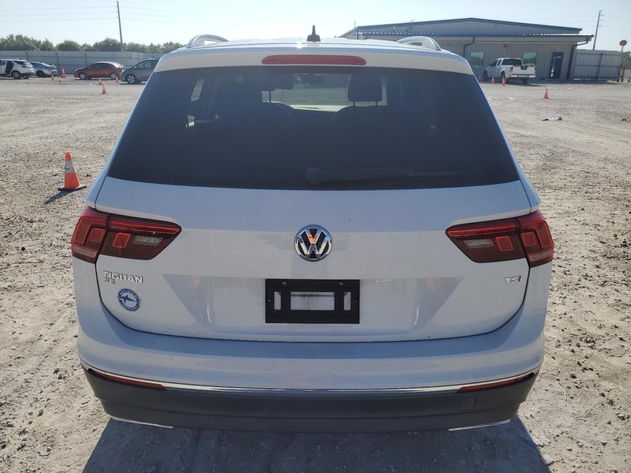 3VV3B7AX3JM004863 2018 Volkswagen Tiguan Se