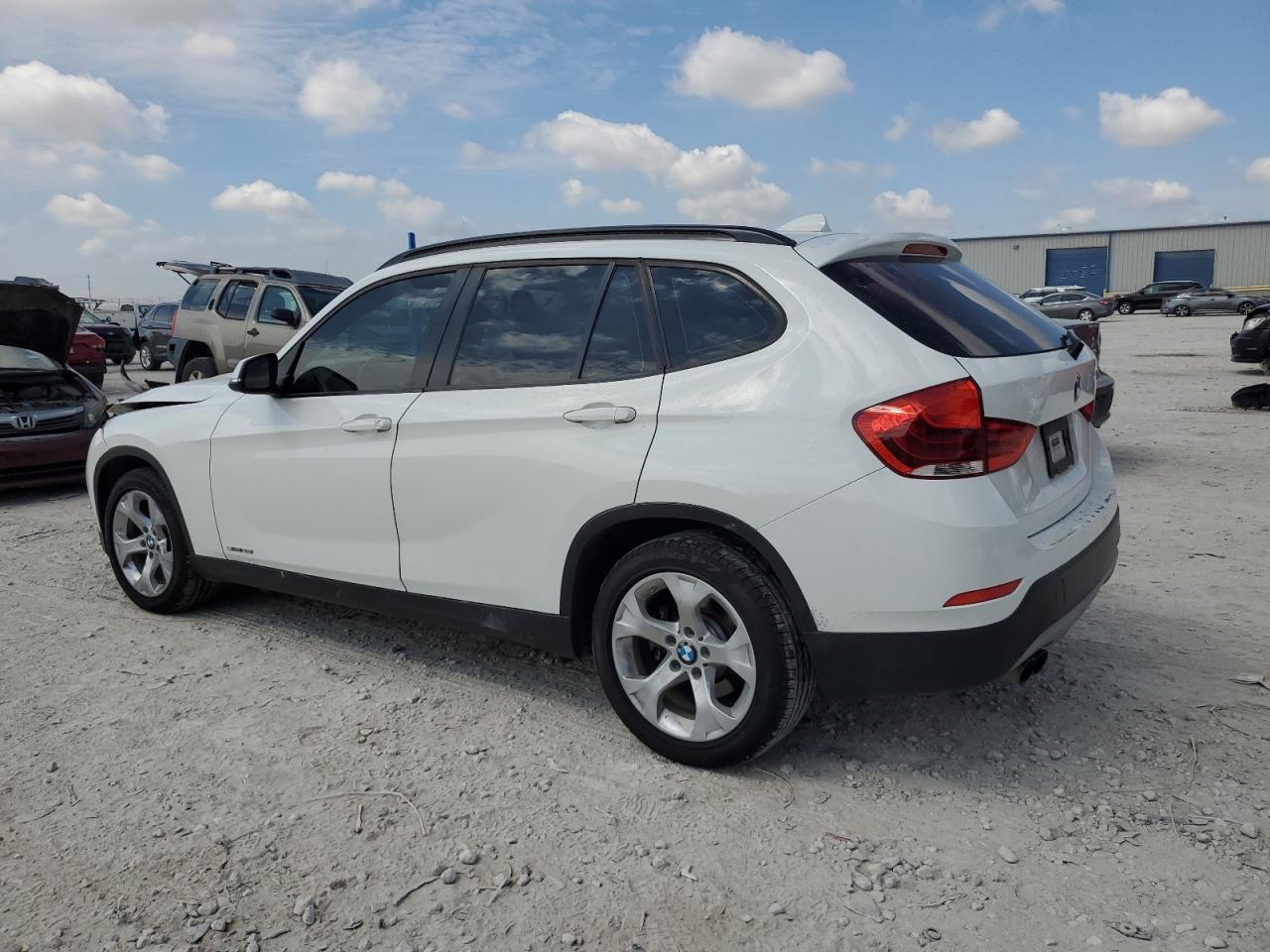 VIN WBAVM1C55EVW51977 2014 BMW X1 no.2