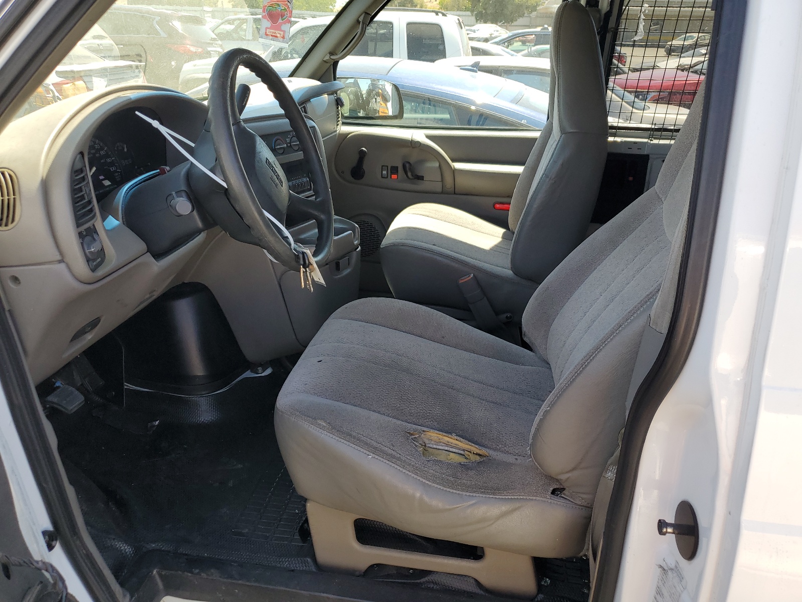 1GTDL19W2YB523770 2000 GMC Safari Xt