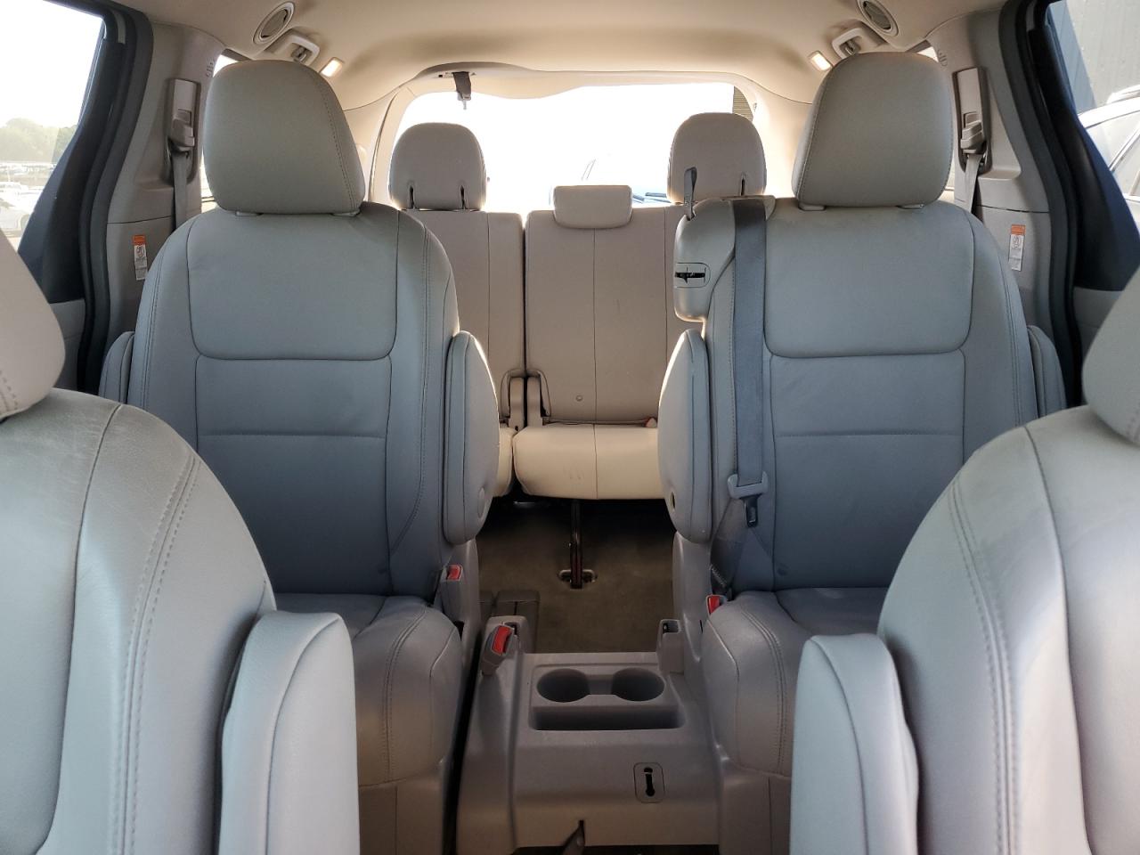 2017 Toyota Sienna - Image 10