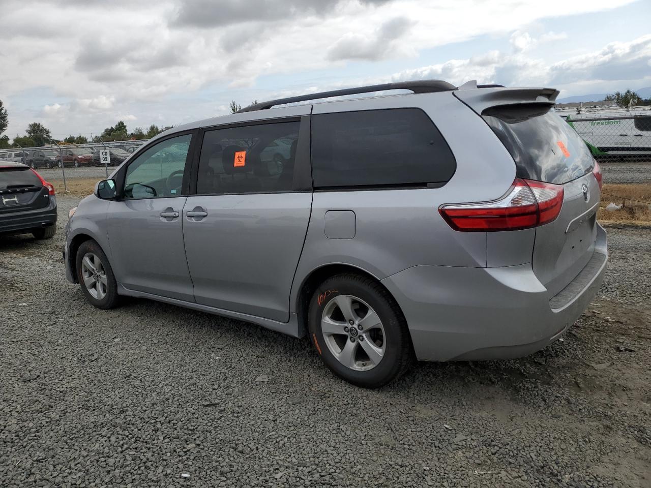 5TDKZ3DC0JS944481 2018 TOYOTA SIENNA - Image 2