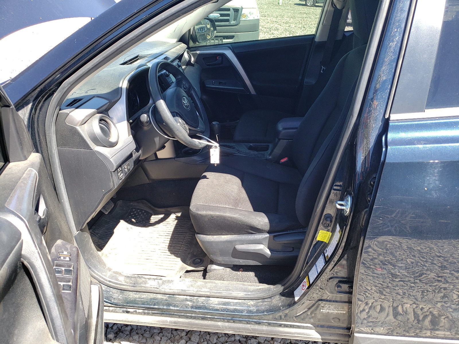 JTMBFREV4HJ711044 2017 Toyota Rav4 Le