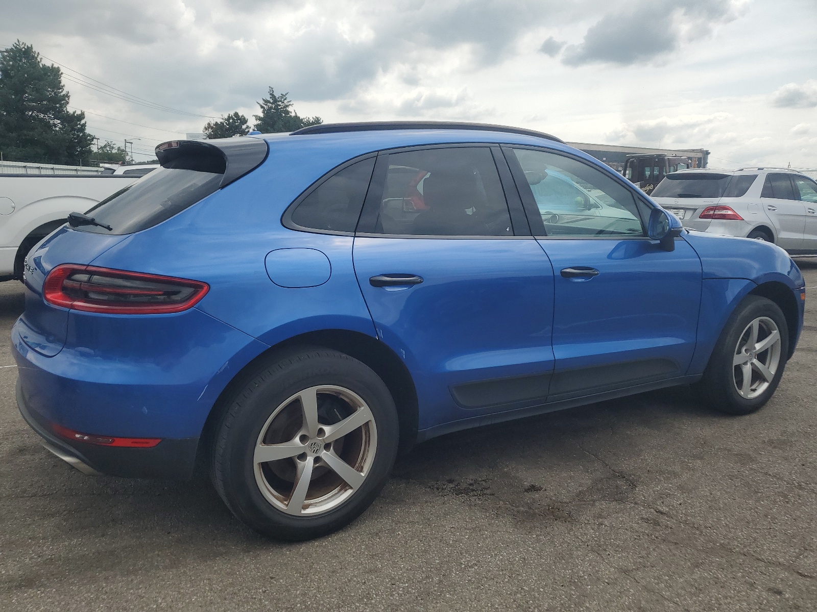 2017 Porsche Macan vin: WP1AA2A59HLB05751