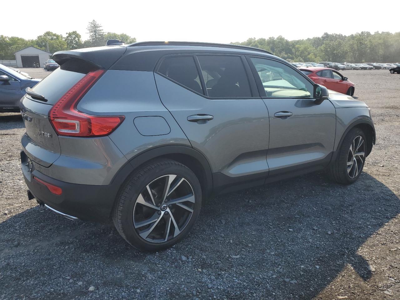 2019 Volvo Xc40 T5 R-Design VIN: YV4162UM2K2102562 Lot: 65764764