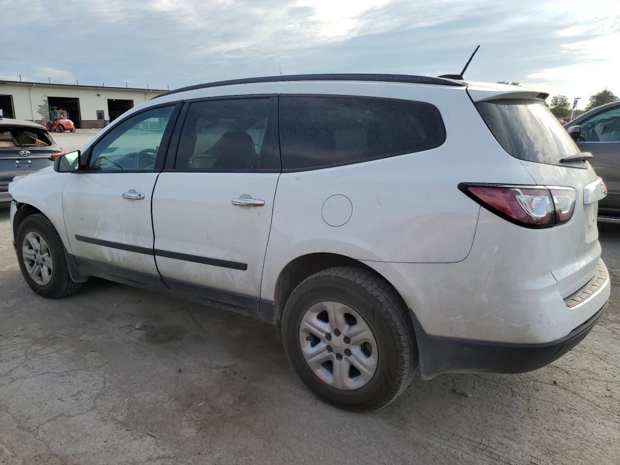 VIN 1GNKRFED8GJ158840 2016 CHEVROLET TRAVERSE no.2