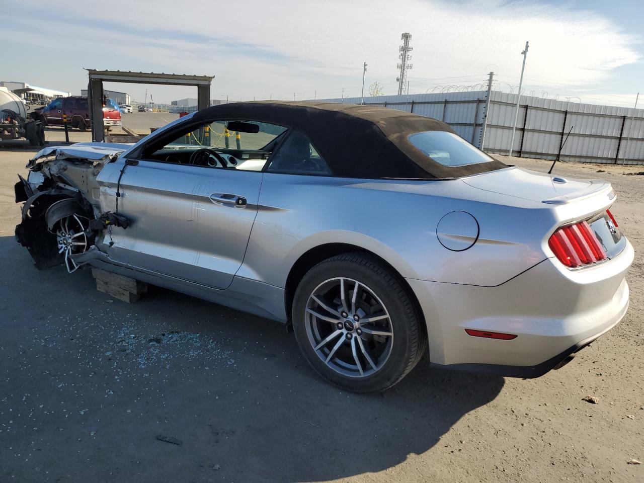 1FATP8UH9F5383476 2015 FORD MUSTANG - Image 2