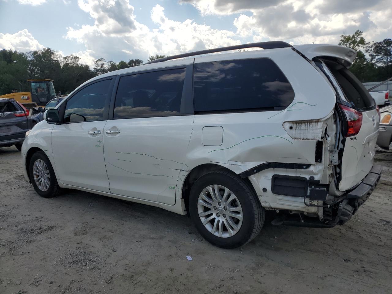 5TDYZ3DC9HS867064 2017 TOYOTA SIENNA - Image 2