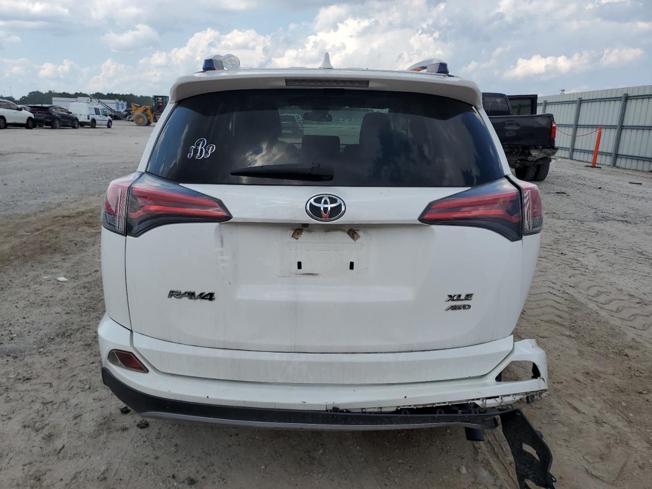 JTMRFREV4HJ173038 2017 Toyota Rav4 Xle