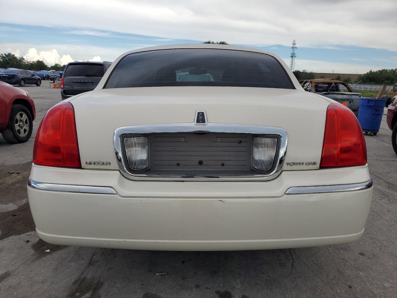 2007 Lincoln Town Car Signature VIN: 1LNHM81V87Y608937 Lot: 67950264