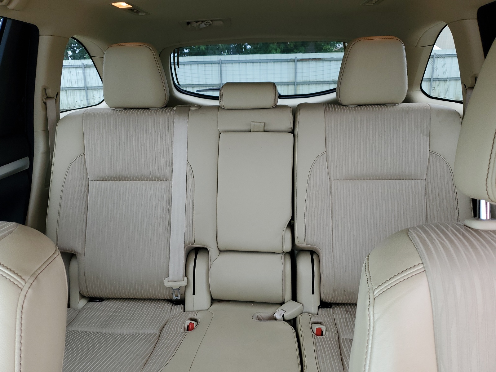 5TDBZRFH9JS875575 2018 Toyota Highlander Le