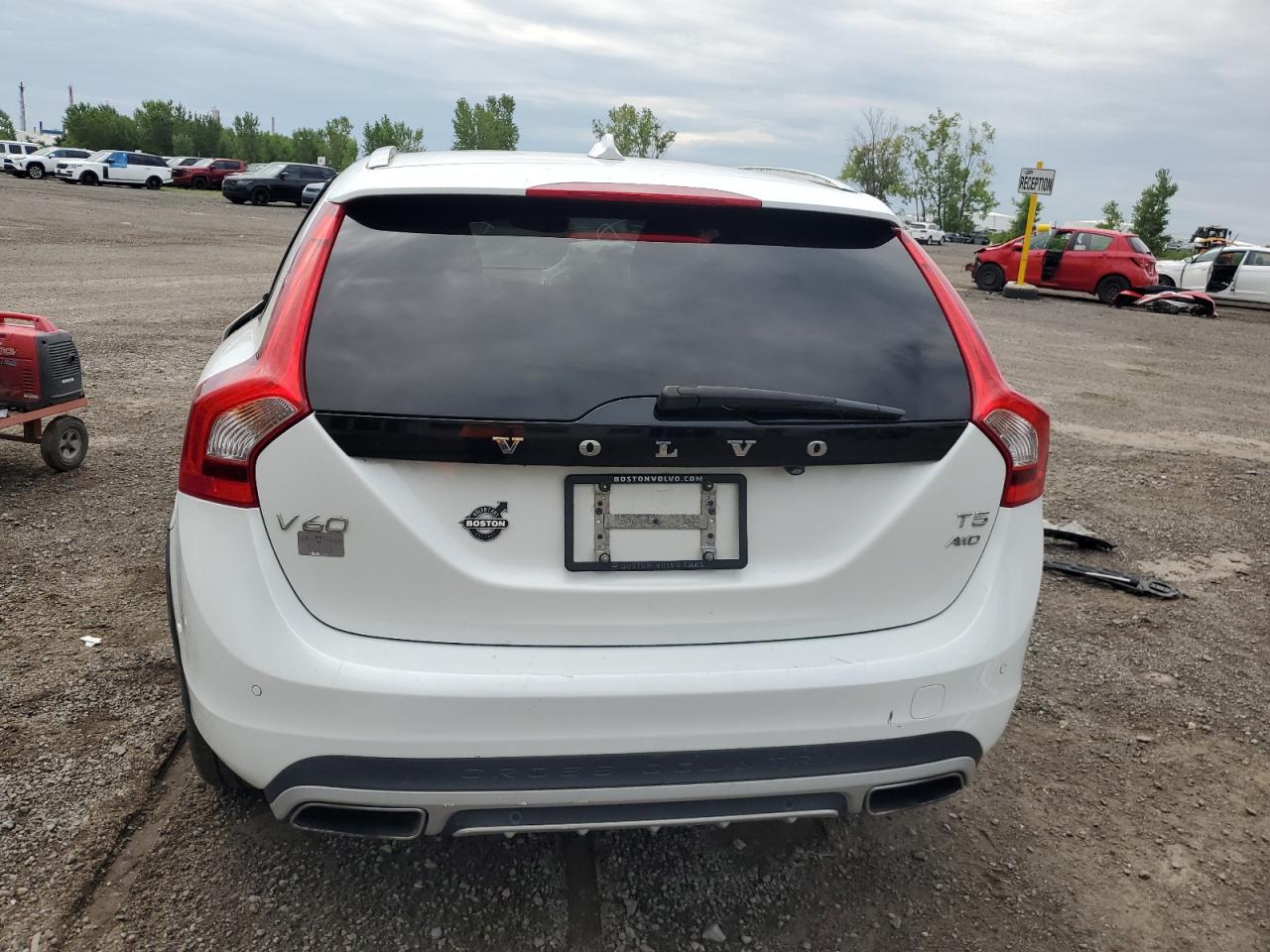 2018 Volvo V60 Cross Country Premier VIN: YV440MWKXJ2052613 Lot: 65699544