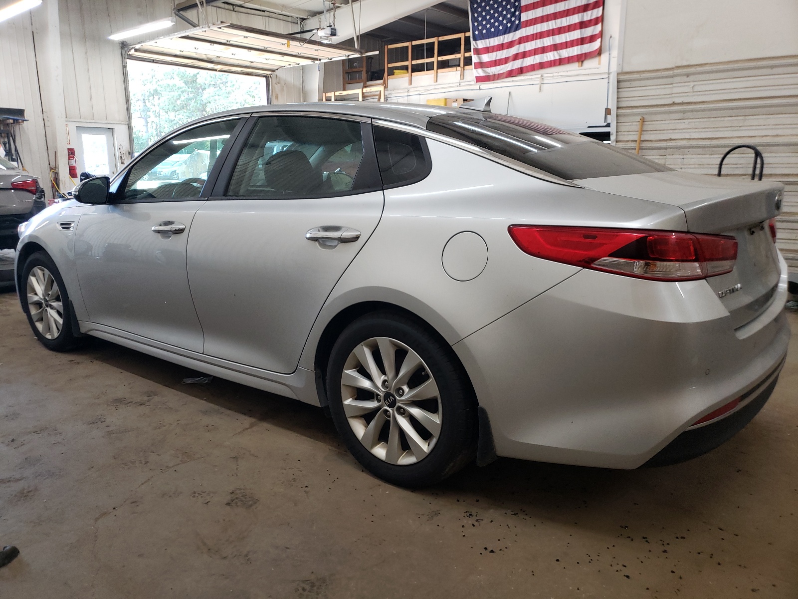 2018 Kia Optima Lx vin: 5XXGT4L39JG261176