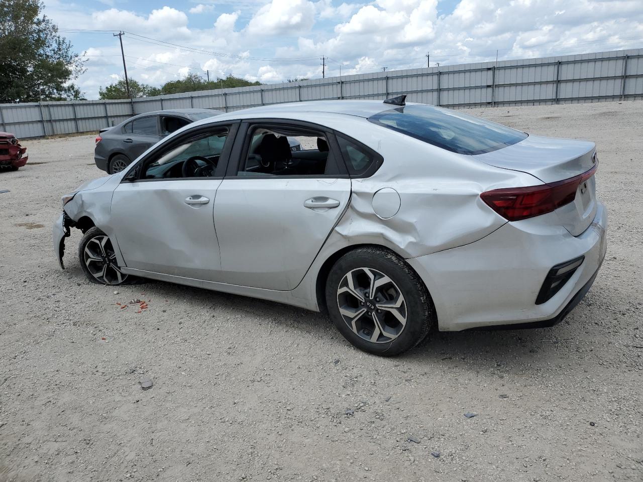 3KPF24AD1KE105735 2019 KIA FORTE - Image 2