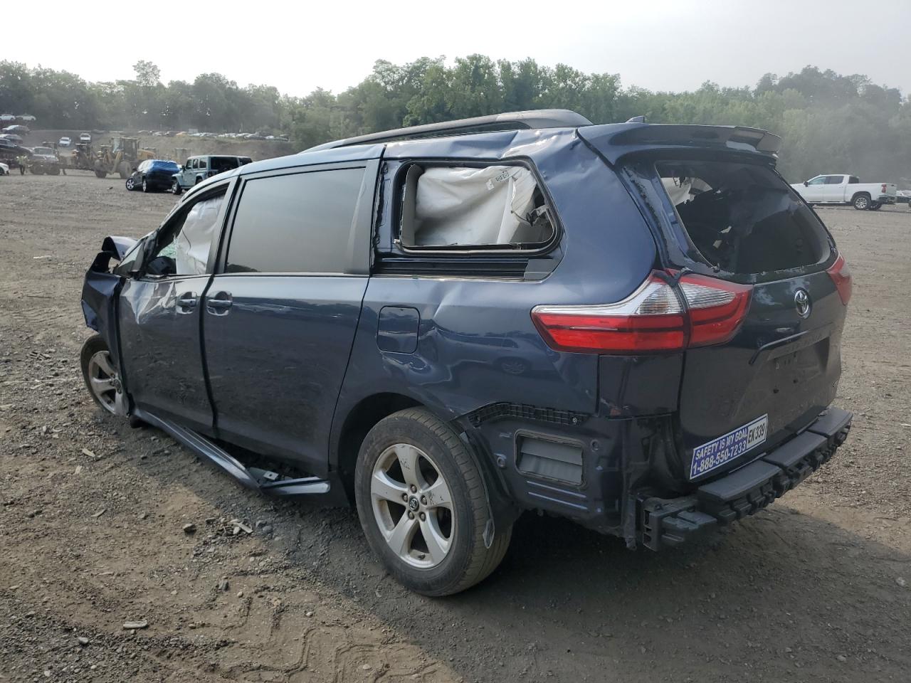 5TDKZ3DC5KS990910 2019 TOYOTA SIENNA - Image 2