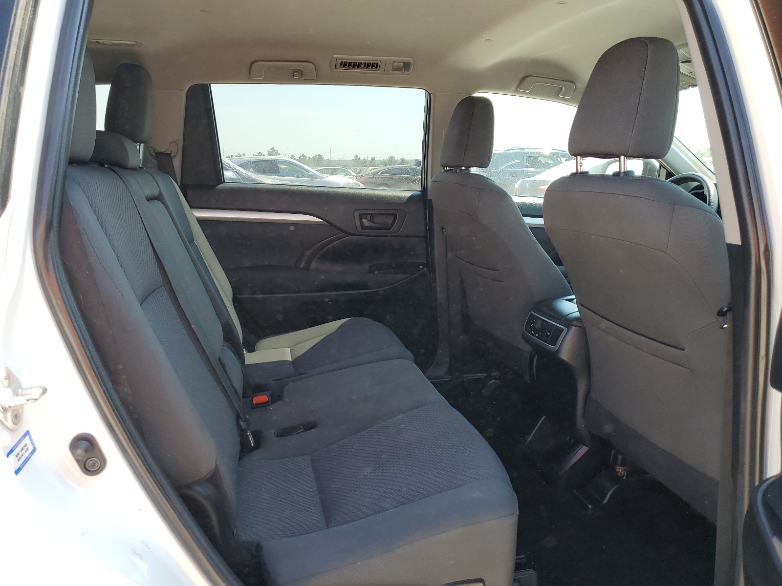 5TDZZRFH2KS316496 2019 Toyota Highlander Le