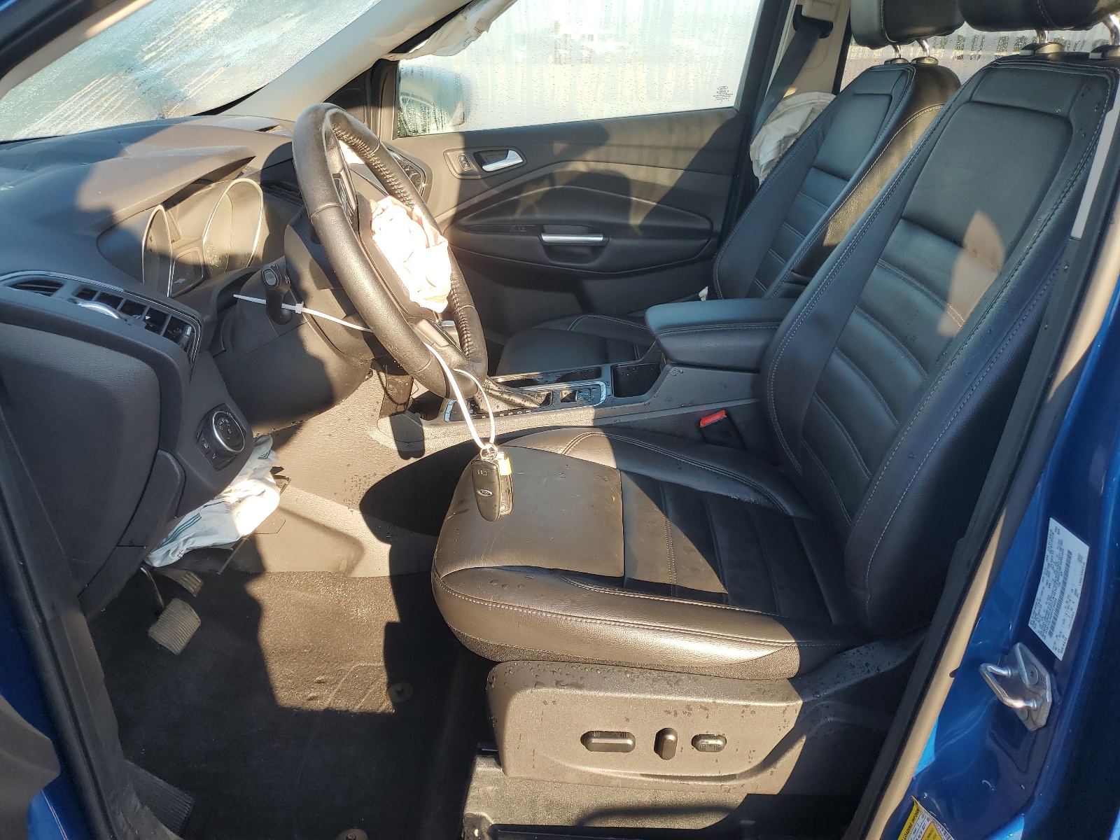 1FMCU9J94HUC26254 2017 Ford Escape Titanium