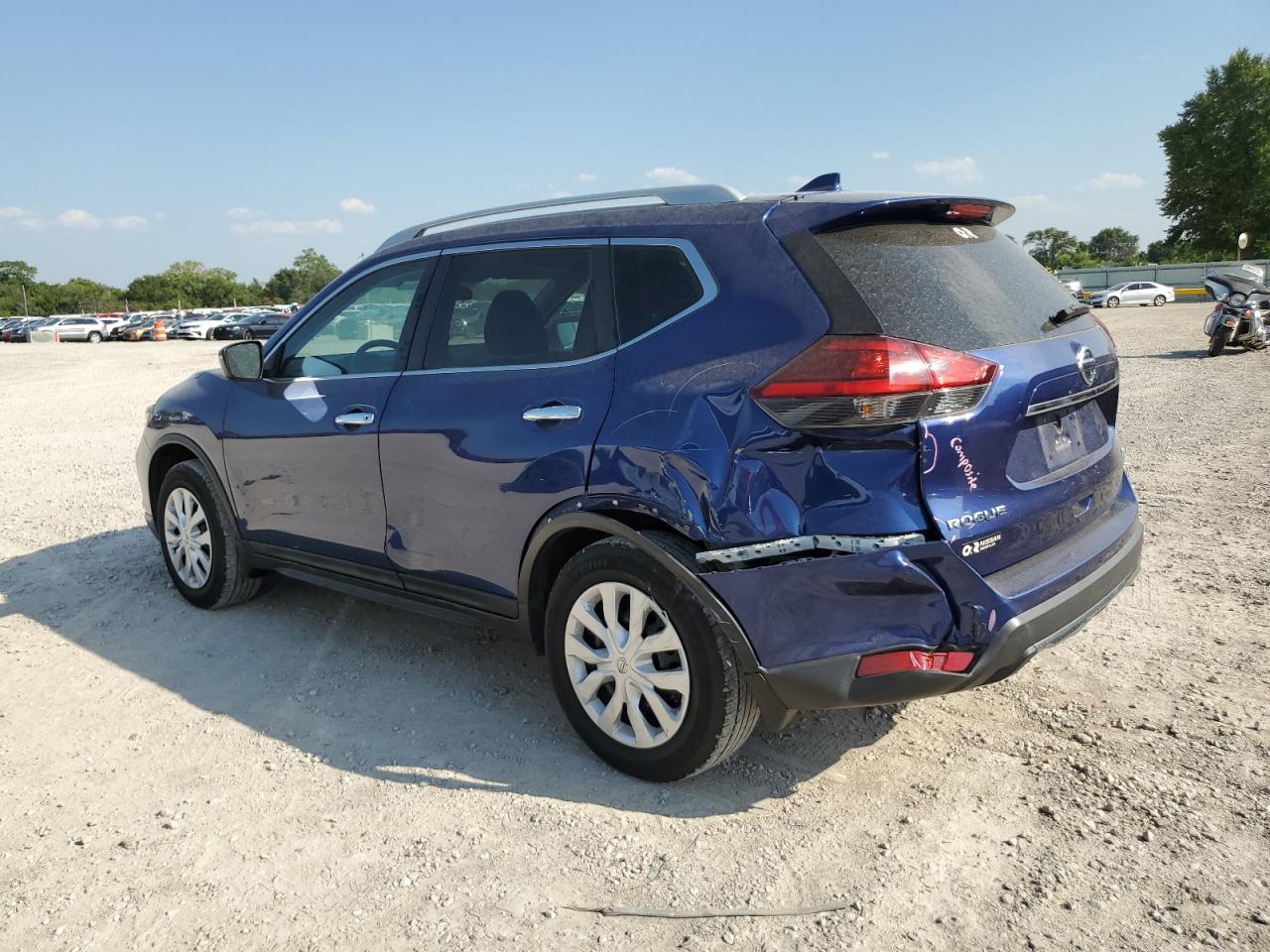 5N1AT2MV5HC788289 2017 NISSAN ROGUE - Image 2